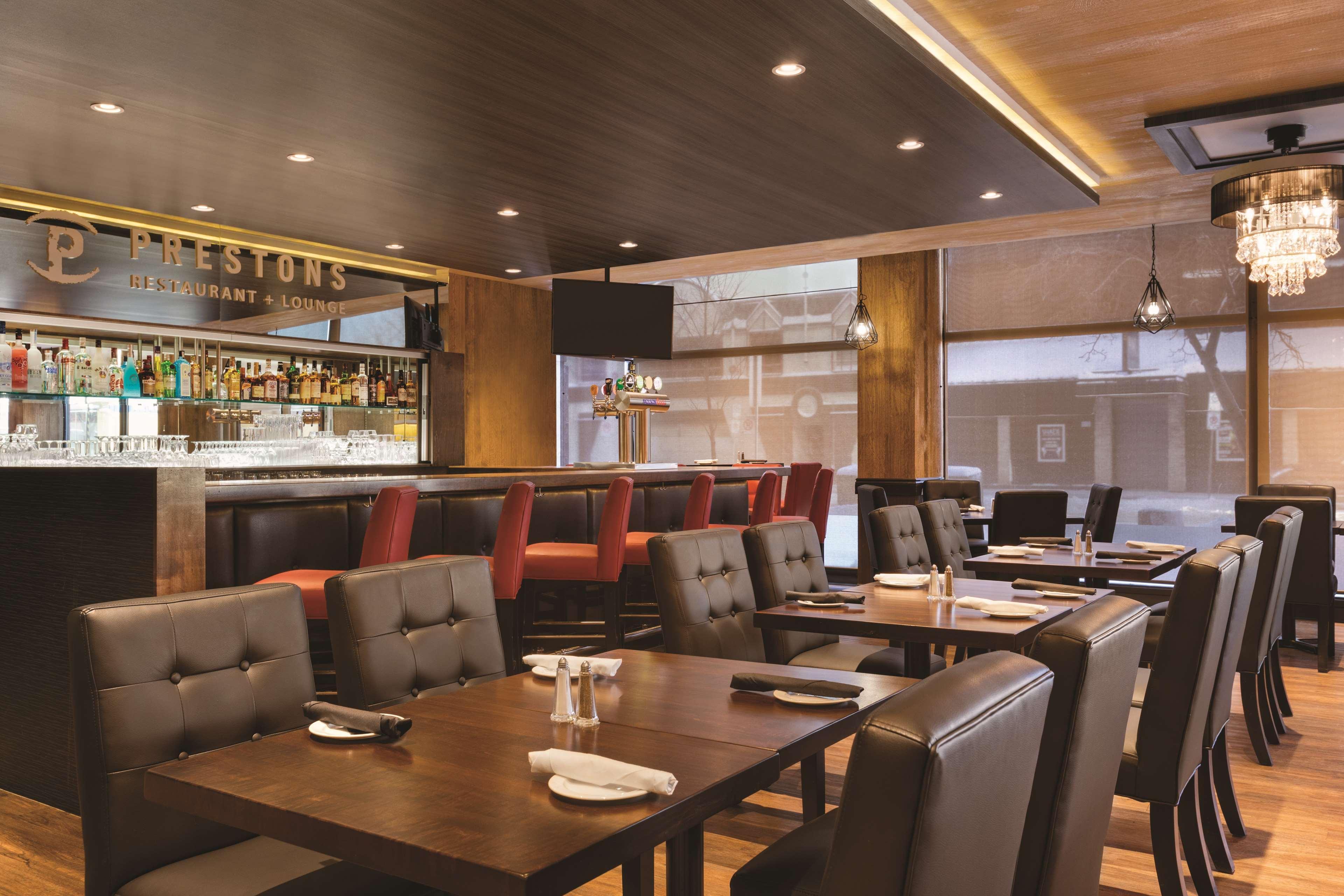 Coast Edmonton Plaza Hotel By Apa Exterior foto